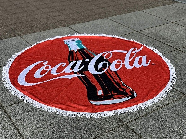 COKE ROUND BEACH TOWEL コカコーラ―丸型タオル　フリンジ付き　直径150cm ビッグサイズタオル　プールタオル　 ビーチサイドタオル　coca cola towel