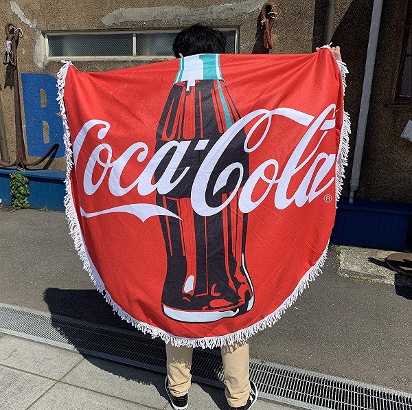 COKE ROUND BEACH TOWEL コカコーラ―丸型タオル　フリンジ付き　直径150cm ビッグサイズタオル　プールタオル　 ビーチサイドタオル　coca cola towel