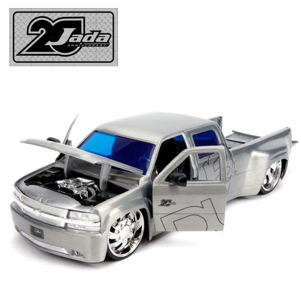 DUB CITY Chevrolet Silverado 1/18ミニカー Jada Toys Dub City - Chevy Silverado (2002, 1:18, Candy Purple
