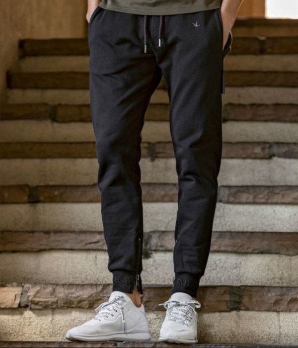 1PIU1UGUALE3 RELAX レザーパッチスウェットパンツ メンズ ジョガー