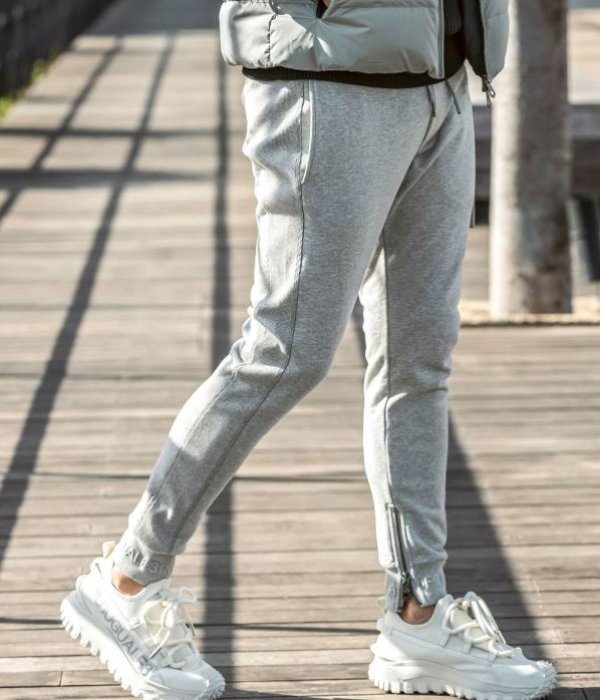 1PIU1UGUALE3 RELAX レザーパッチスウェットパンツ メンズ ジョガー