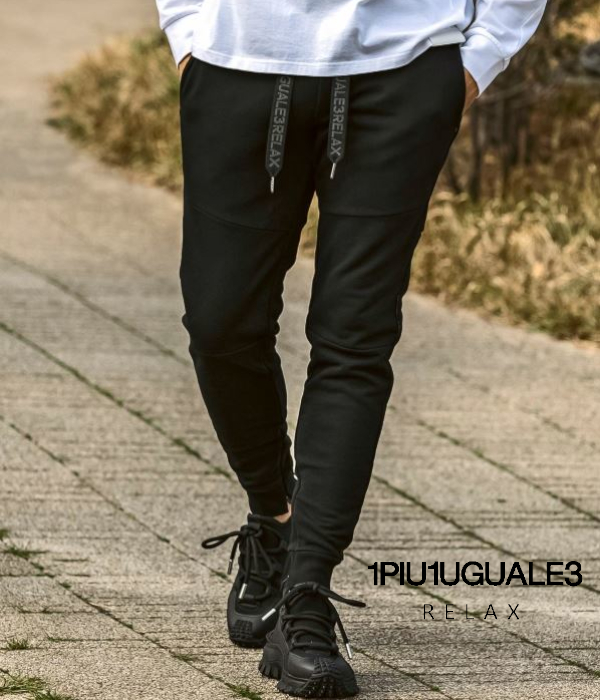 1PIU1UGUALE3 RELAX パイピングロゴワイドスピンドルジョガーパンツ