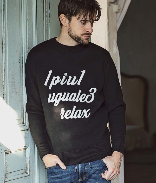 1PIU1UGUALE3 RELAX ロゴアップリクルーネックニット メンズ 男性