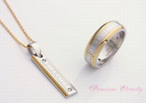 永遠エタニティリング指輪とプレートネックレス