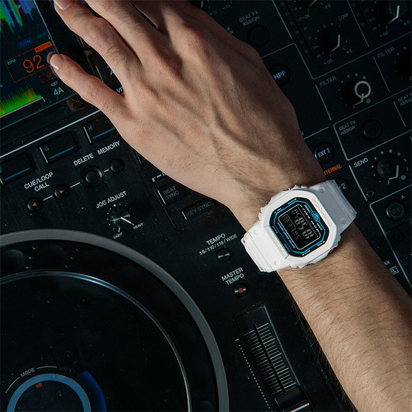 G-SHOCK DW-B5600SF-7 腕時計 メンズ デジタル スマホ連動 ホワイト ジーショック カシオ 逆輸入海外モデルの画像