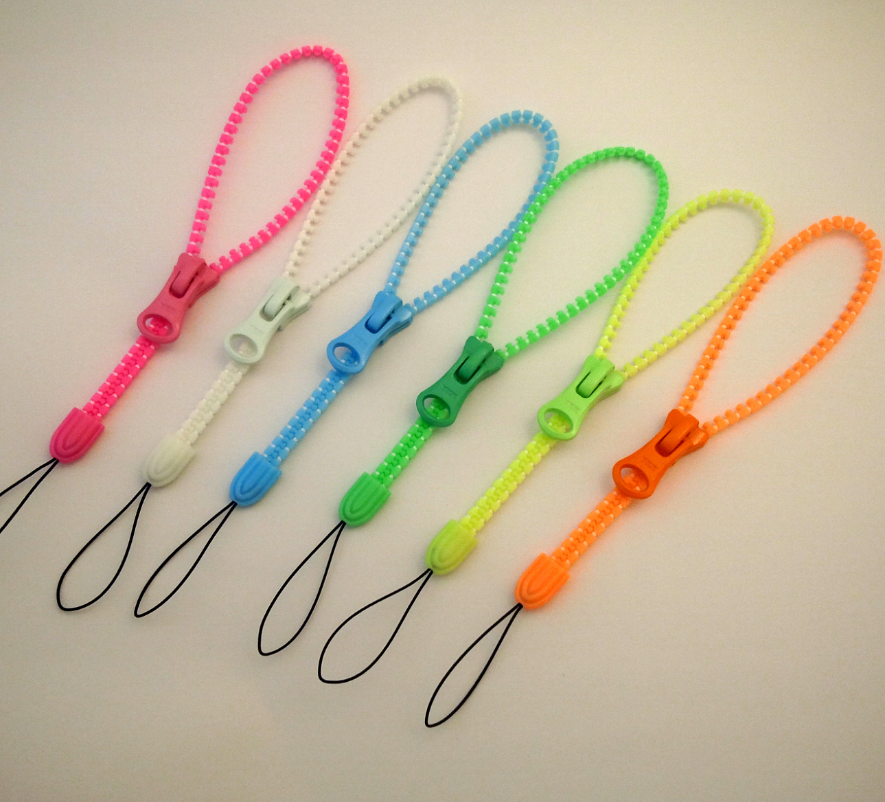 YKK 蓄光 ファスナーハンドストラップ 15cm ジッパーストラップ やや長め ファスナーストラップ 携帯ストラップ 日本製 |  | 01