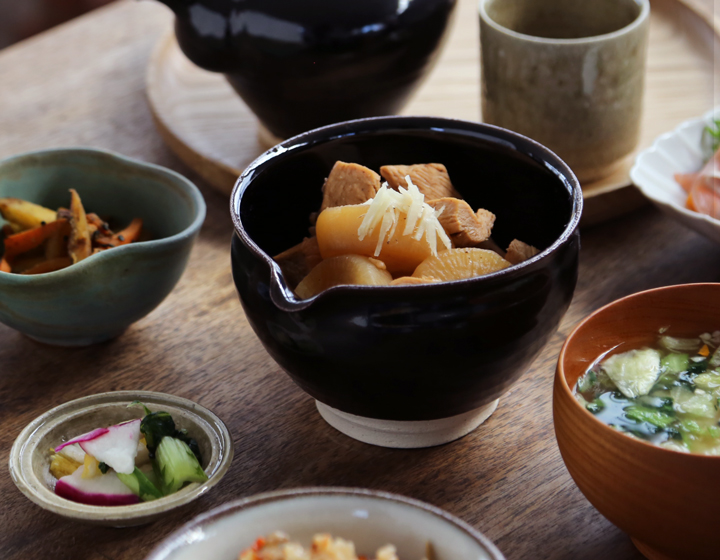 東屋 片口鉢 黒飴 伊賀焼 日本製 陶器 鉢 片口 盛り鉢 : がらんどう 手