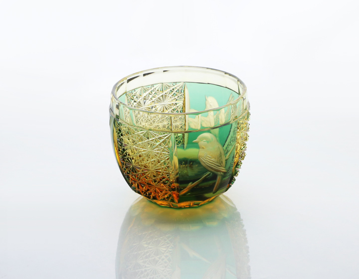 江戸切子 雀の酒杯 琥珀緑 グラヴィール 堀口硝子 ぐい呑み 猪口 切子