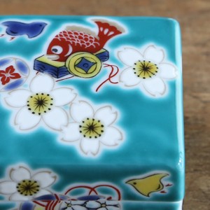 南繁正作　九谷焼　色絵　桜咲図　盃　ぐい呑　共箱　共布　略歴付　酒器 九谷焼色絵陶箱 ～彩～ 桜