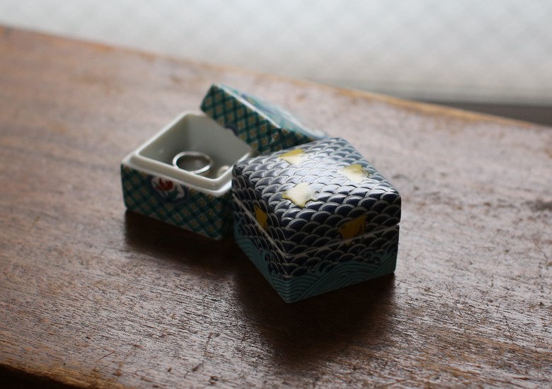 九谷焼色絵陶箱 ～彩～ 青海波千鳥