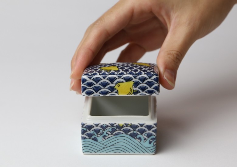 九谷焼色絵陶箱 ～彩～ 青海波千鳥