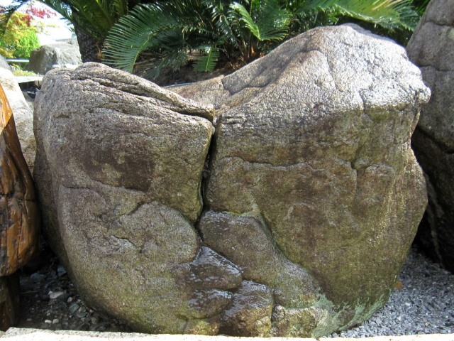 亀甲石
