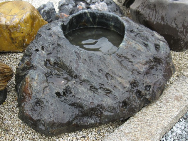 手水鉢 水鉢 たまり石 天然石 庭石 つくばい 溜まり石 景石 蹲 和風 庭園 石庭 : g-ni064 : ガーデンアート増樹YAHOO!店 -  通販 - Yahoo!ショッピング