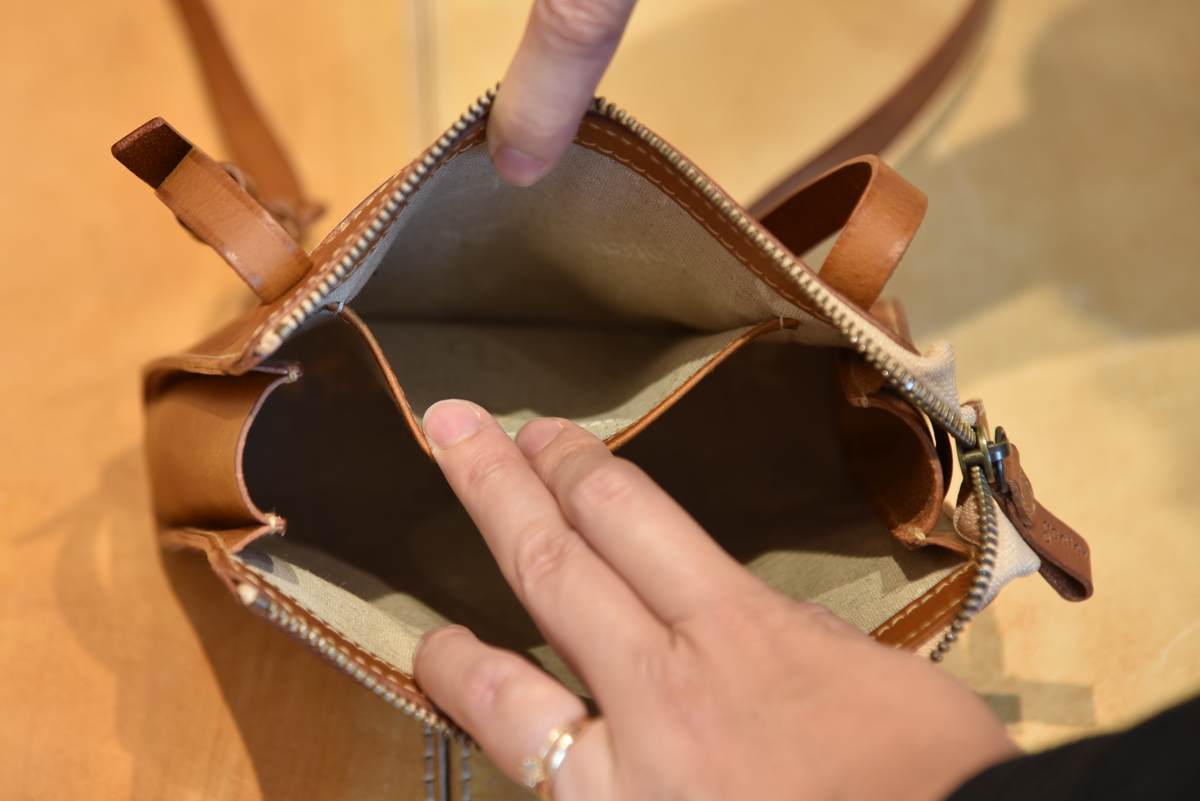 ゲンテン　genten カットワークレザー スマホショルダーバッグ ブラウン ゲンテン genten カットワークレザー スマホショルダーバッグ ブラウン
