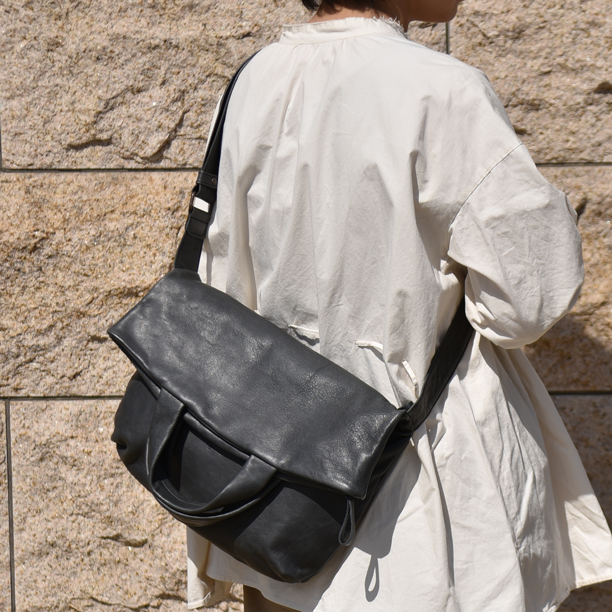 genten ノマディックホース　トートバッグ　チャーム付き genten】馬革の躍動感を余すことなくたたえた「ノマディック