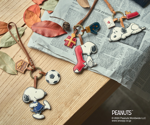 スヌーピーレザーチャーム（Soccer）／genten PEANUTS ワクワクチャーム「Soccer」｜商品一覧 | 革財布