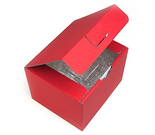 バカラブランドの真っ赤なギフト箱入です