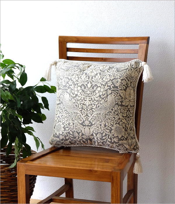 クッション 45×45cm おしゃれ スクエア 刺繍 タッセル付き Strawberry