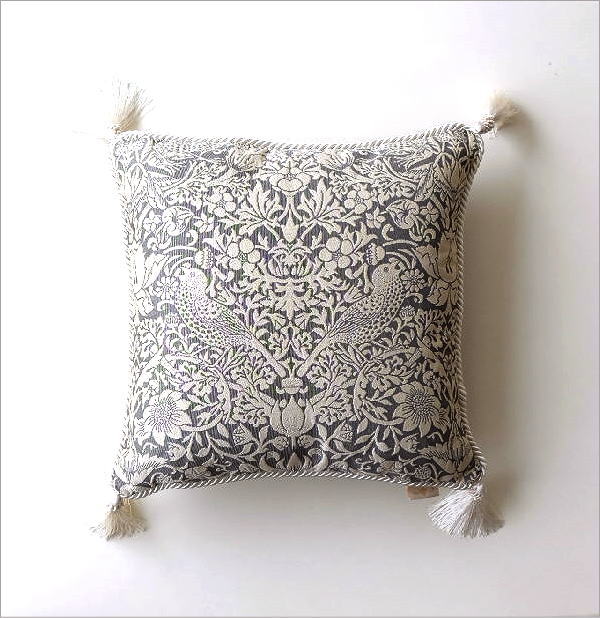 クッション 45×45cm おしゃれ スクエア 刺繍 タッセル付き Strawberry