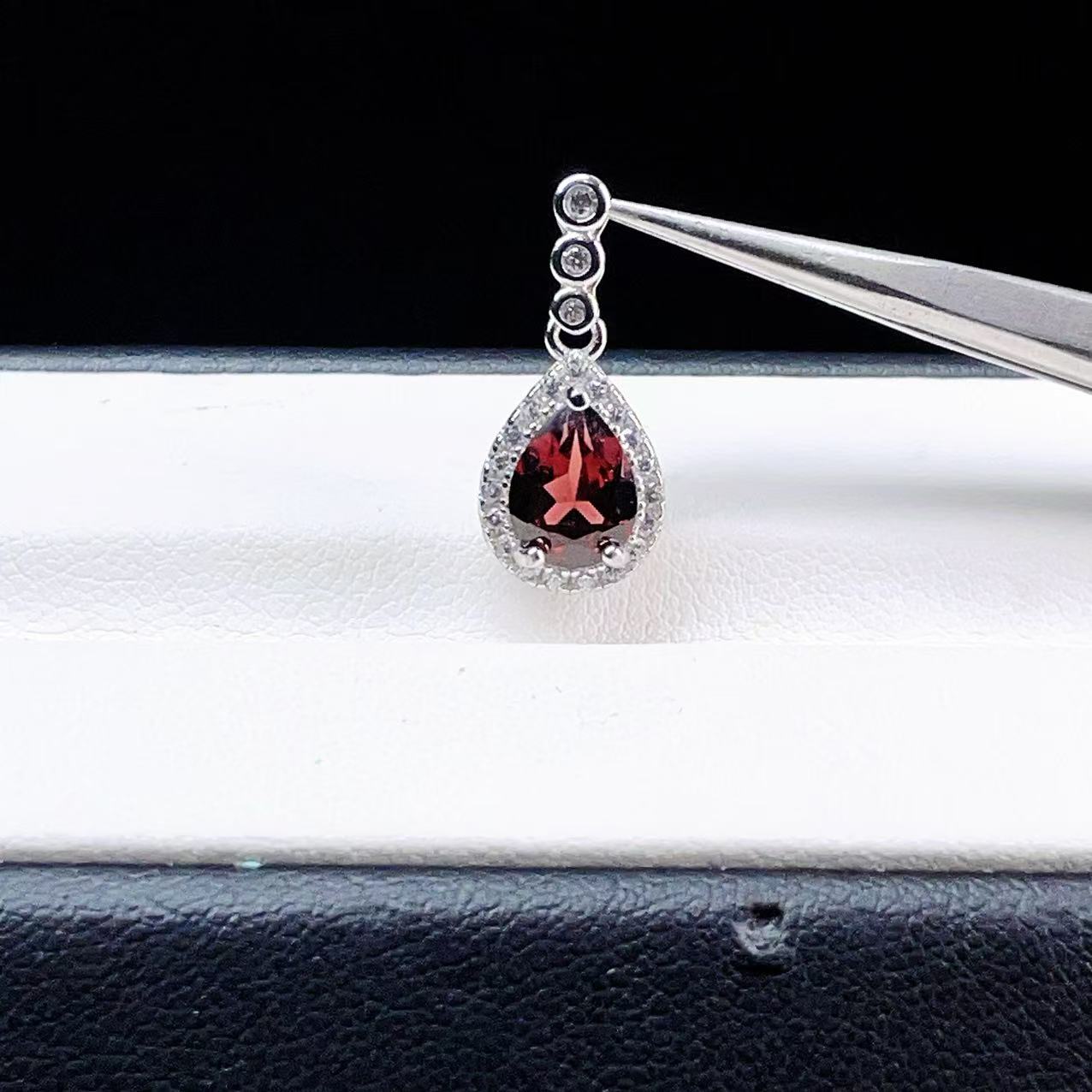 Yahoo! Yahoo!ショッピング(ヤフー ショッピング)PROME 天然石【一点物】高品質・特別仕様品・ガーネット・ペンダントトップ・モザンビーク産・SILVER925製・シルバー・【20x9x5mm ±2mm】・ v58394