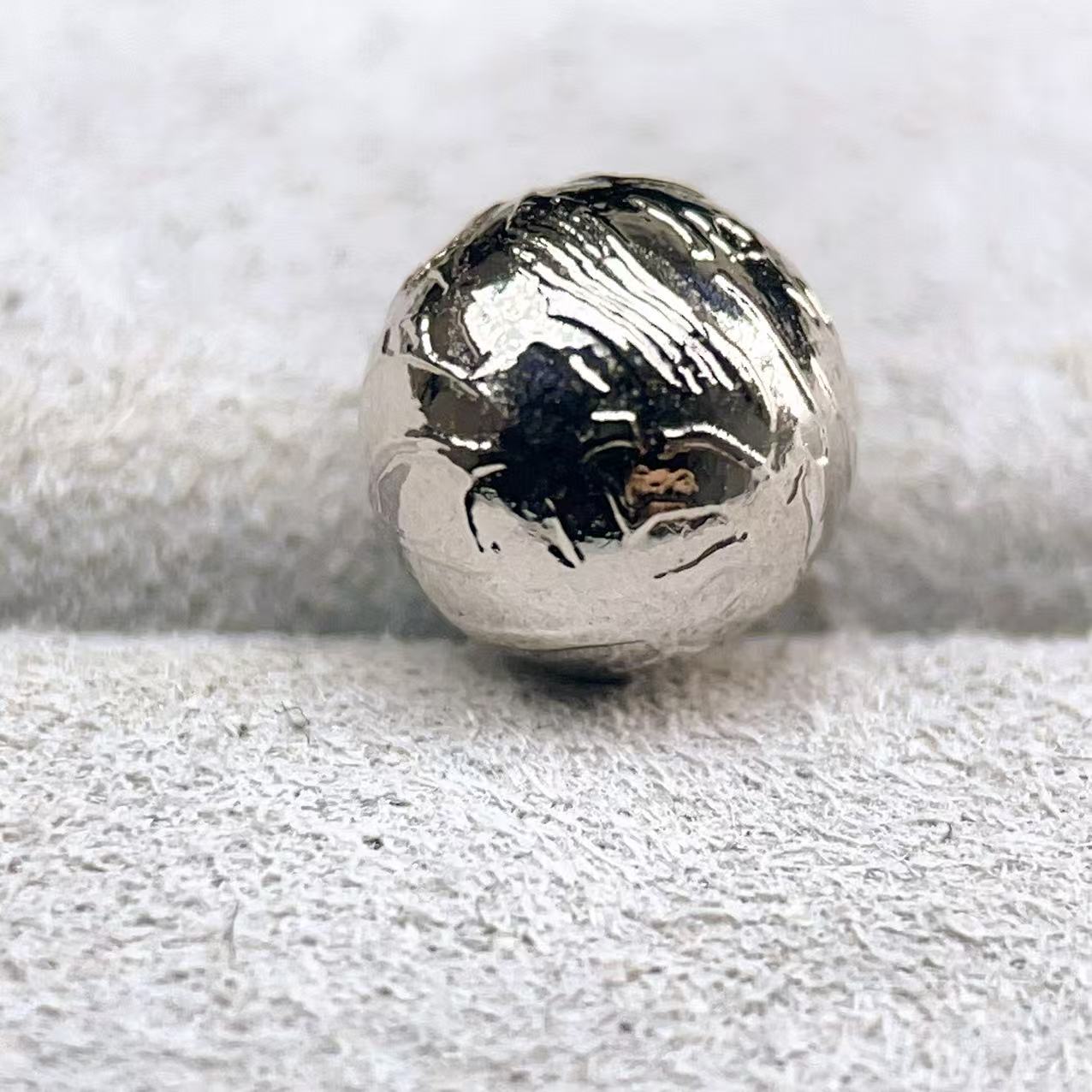 PROME 天然石 【一点物】高品質・鉄質隕石・メテオライト・粒売り・アルタイ産・6mm・貫通孔・【日本彩珠宝研究所鑑別済み】・V68981