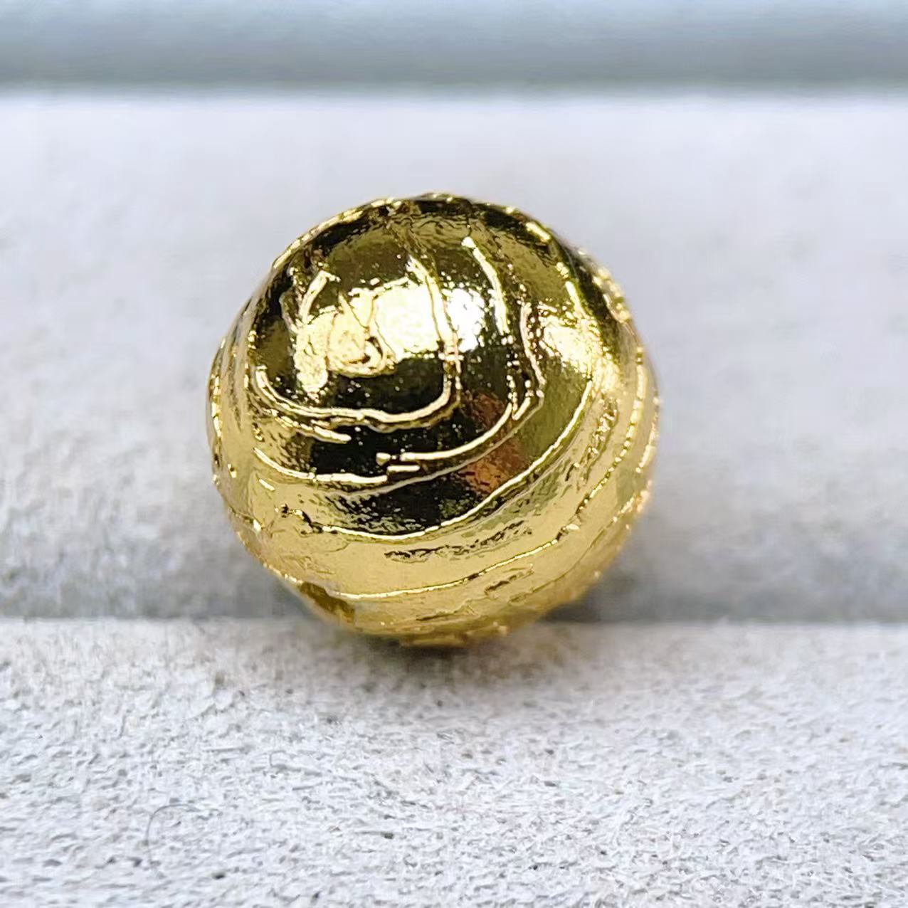 PROME 天然石【一点物】高品質・鉄質隕石・メテオライト・粒売り・アルタイ産・8mm・金色・貫通孔・【日本彩珠宝研究所鑑別済み】・V76761