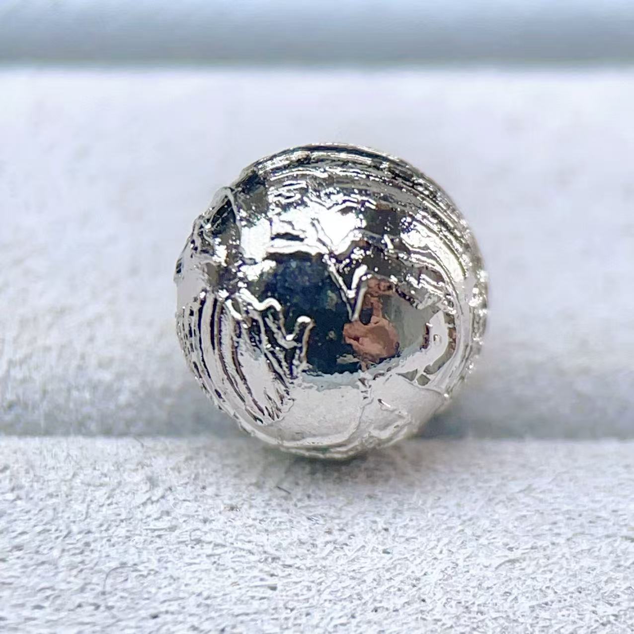 PROME 天然石【一点物】高品質・鉄質隕石・メテオライト・粒売り・アルタイ産・8mm・銀色・貫通孔・【日本彩珠宝研究所鑑別済み】・V76773