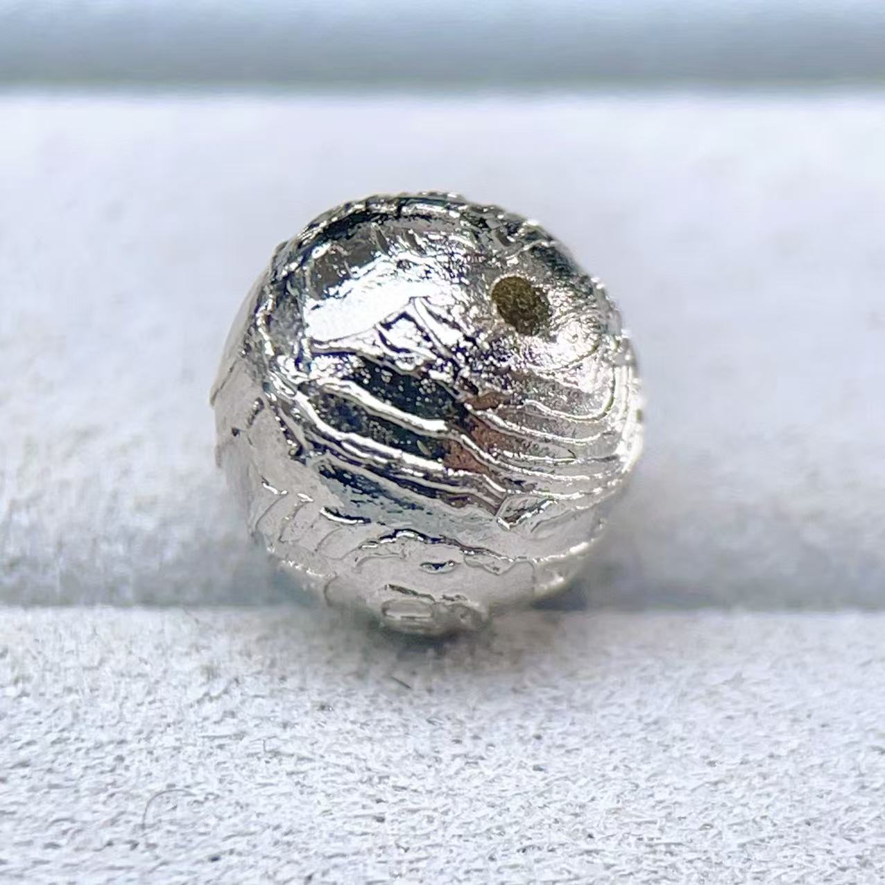 PROME 天然石【一点物】高品質・鉄質隕石・メテオライト・粒売り・アルタイ産・8mm・銀色・貫通孔・【日本彩珠宝研究所鑑別済み】・V76785