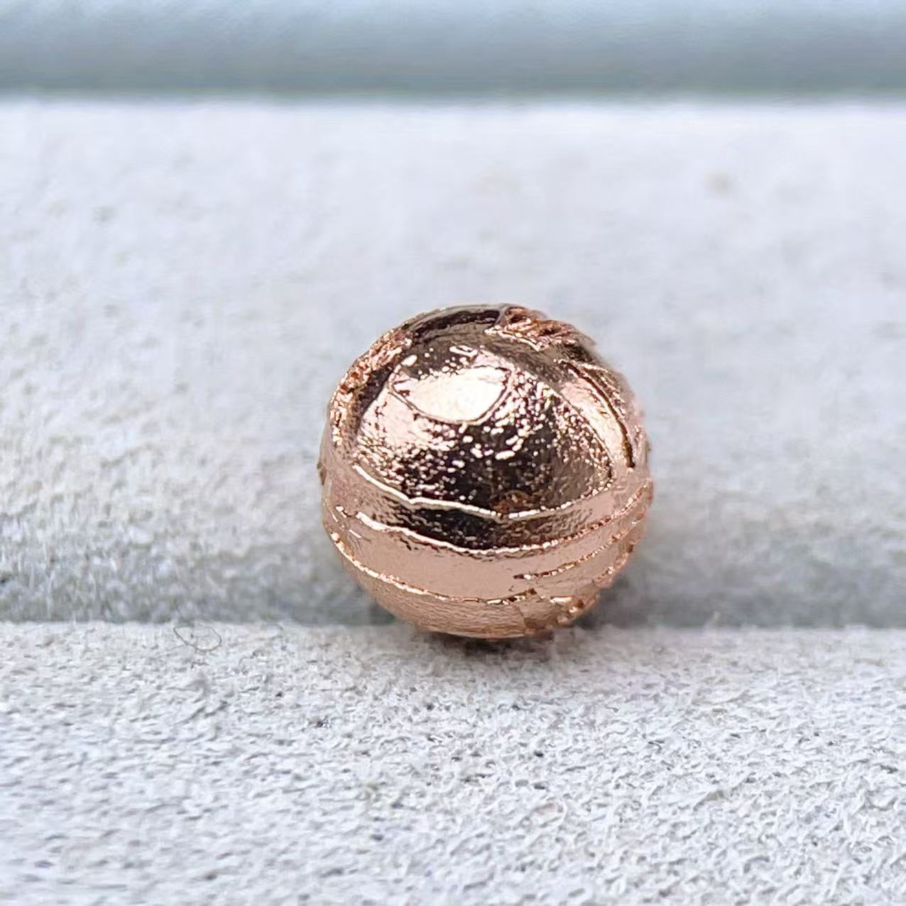 PROME 天然石【一点物】高品質・鉄質隕石・メテオライト・粒売り・アルタイ産・6mm・シャンパン色・貫通孔・【日本彩珠宝研究所鑑別済み】・V76823