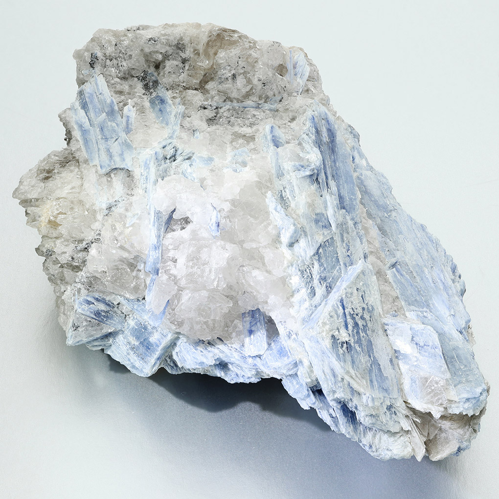 カイヤナイト 原石 約529g カヤナイト カイヤナイト原石 天然石 パワーストーン 鉱物 鉱石 標本 藍晶石 置物 インテリア 天然石原石 爆買の画像
