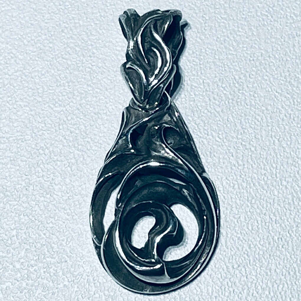 Revellia Merrow ペンダントトップ チェーンなし シルバー 925 ペンダント トップ ヘッド 彫刻 造形 アート 芸術 美術 植物 曲線 透かし メンズ 男性 爆買の画像