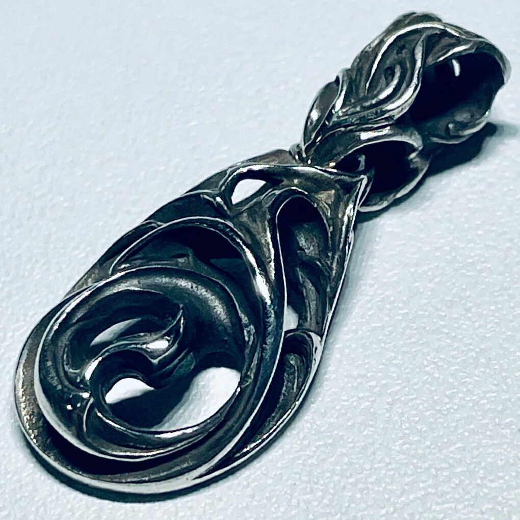 Revellia Merrow ペンダントトップ チェーンなし シルバー 925 ペンダント トップ ヘッド 彫刻 造形 アート 芸術 美術 植物 曲線 透かし メンズ 男性 爆買の画像