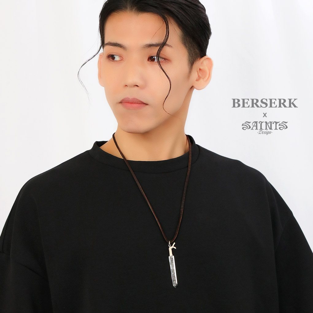 BERSERK×SAINTS ベルセルク ドラゴン殺し ネックレス ペンダント 革紐付き メンズネックレス シルバー 黒い剣士 ガッツ 大剣 巨剣 アニメ 漫画 爆買の画像