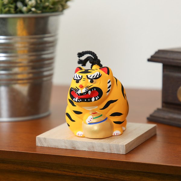   トラ 陶器フィギュア 八方にらみ 宝珠持 土鈴 壬寅 歳干支 開運 寅年 虎 トラ とら 置き物