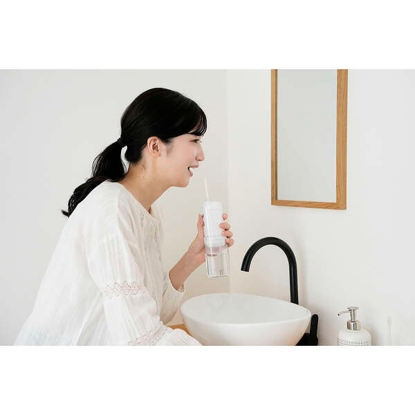 口腔洗浄器 エレコム デンタルウォッシャー DENTNICS 収納タンク 伸縮タイプ UV除菌機能 4モード IPX7 ホワイト ELECOM HC-JF02WHの画像