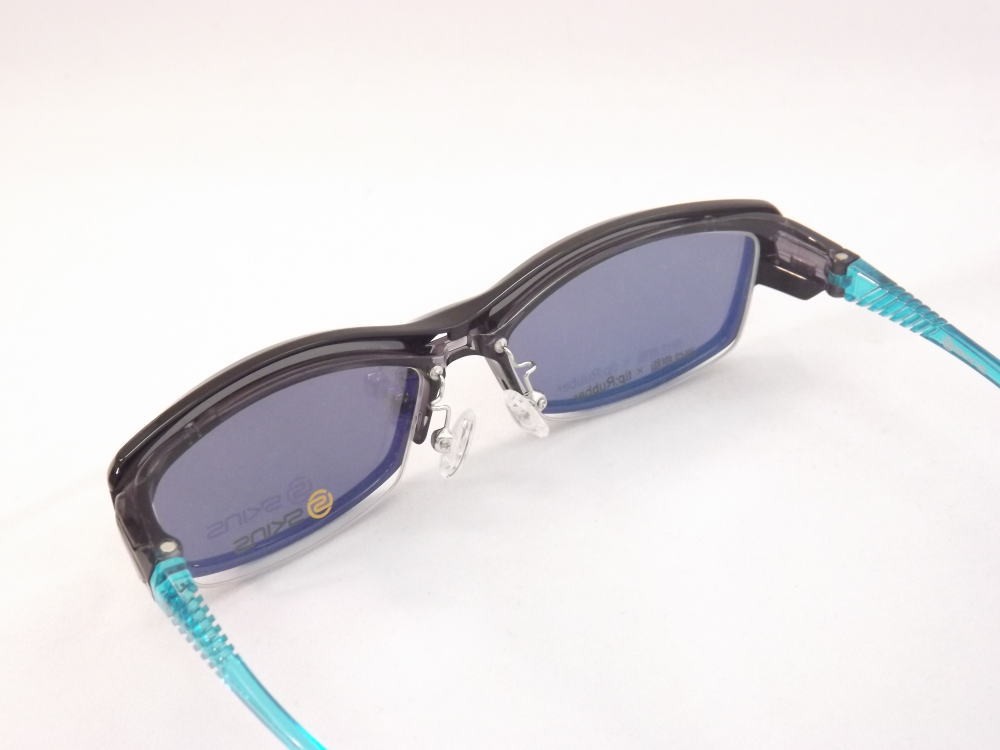 SKINS スキンズ メガネ 度付き 度つき 度付きメガネ クリップオンサングラス 偏光 SK-115-3 メガネ 眼鏡 めがね  1.74薄型非球面レンズまで選べる度付き :sk115-3:カラコン・メガネ通販グラスコア - 通販 - Yahoo!ショッピング