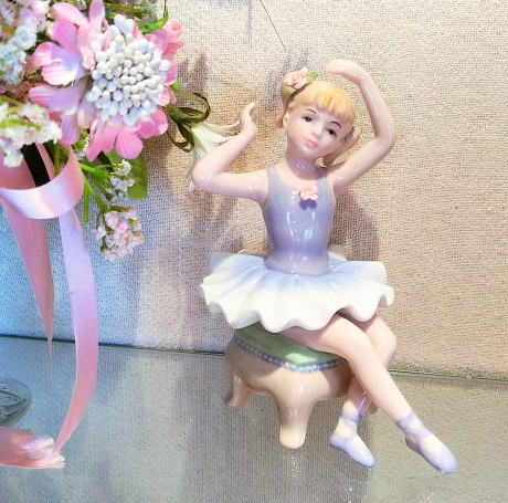 バレリーナ 陶器製 スツールに座る バレリーナ 陶磁器 ポーセリン 置物