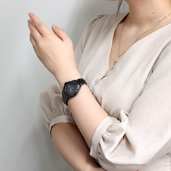 【ひなまつり】シャネルJ12 H2422 33mm 時計 Chanel J12, H2422, 2021, 33mm White Ceramic case/bracelet