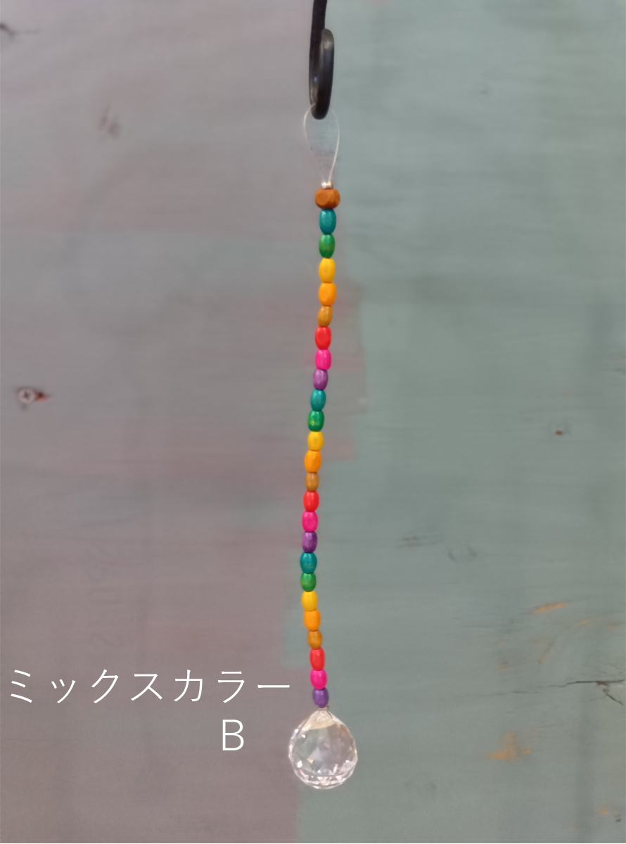 サンキャッチャー ウッドビーズ カラフル 吊るし 太陽光 プリズム 窓辺