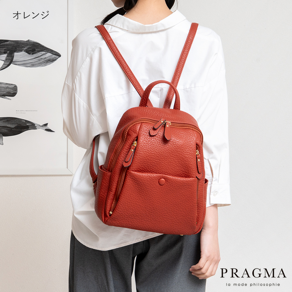 PRAGMA合皮リュック。オレンジのリュックを背負った女性の背面着用スタイル。