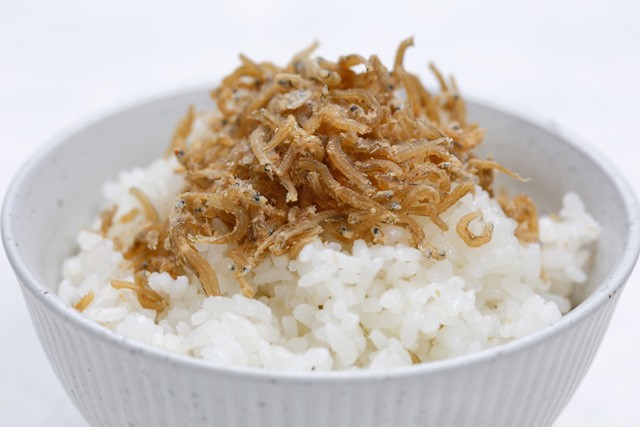 ほんのり辛味をきかせたちりめん明太はご飯にぴったり！