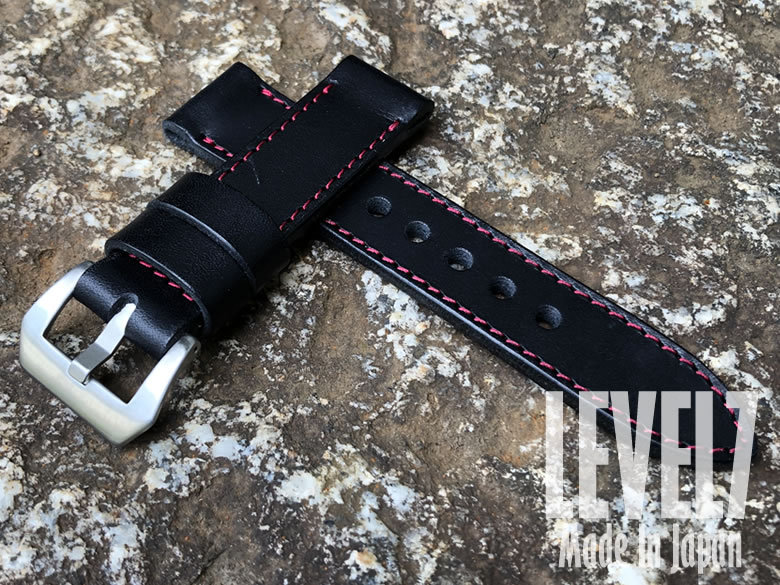 【日本製/Made In Japan】【選べる3サイズ/幅22MM/24MM/26MM対応】 パネライ スタイル オイル染料仕上げ スムース ヌメ革/レザーベルト ブラック レッドステッチ バックル付き 腕時計 替えベルト SP-H002C6-BKRD