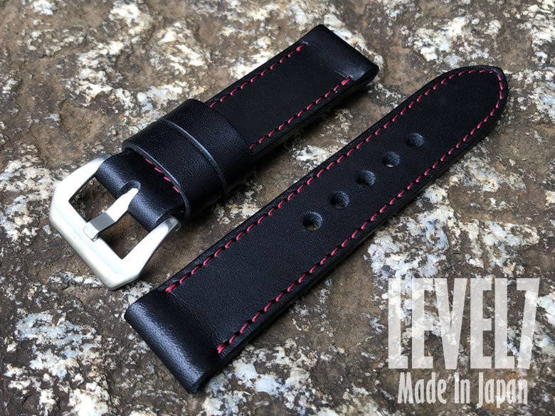 【日本製/Made In Japan】【選べる3サイズ/幅22MM/24MM/26MM対応】 パネライ スタイル オイル染料仕上げ スムース ヌメ革/レザーベルト ブラック レッドステッチ バックル付き 腕時計 替えベルト SP-H002C6-BKRD