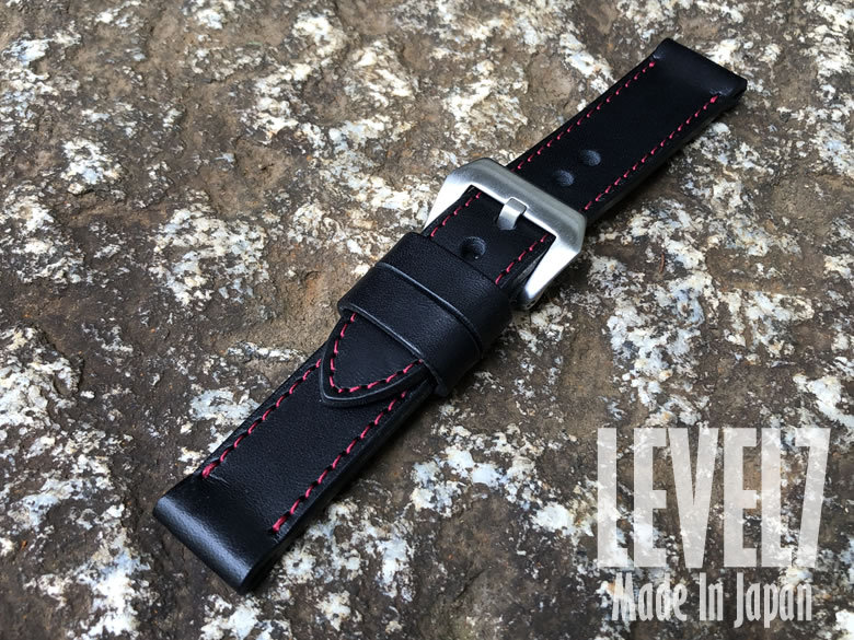 【日本製/Made In Japan】【選べる3サイズ/幅22MM/24MM/26MM対応】 パネライ スタイル オイル染料仕上げ スムース ヌメ革/レザーベルト ブラック レッドステッチ バックル付き 腕時計 替えベルト SP-H002C6-BKRD