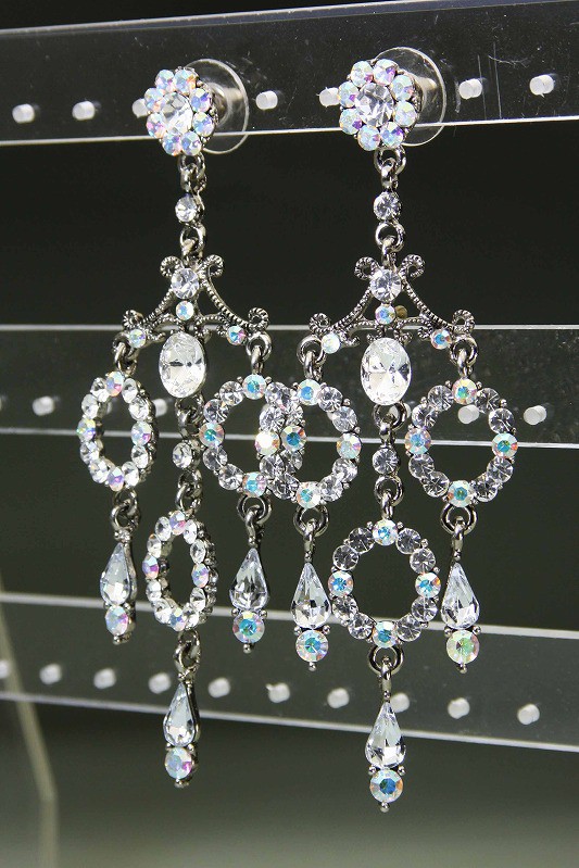 新品✬SWAROVSKI スワロフスキー 揺れるキラキラピアス SWAROVSKI ピアス ゆれるピアス 大ぶり レディース