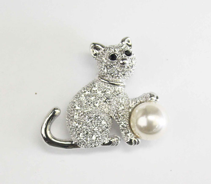 SWAROVSKI（スワロフスキー） ブローチ 卒業式 おしゃれ パール 猫
