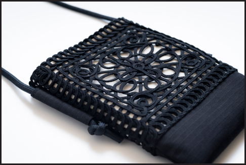 コード刺繍サコッシュ【Cooderia】軽量 縦型 コンパクト 内ポケット