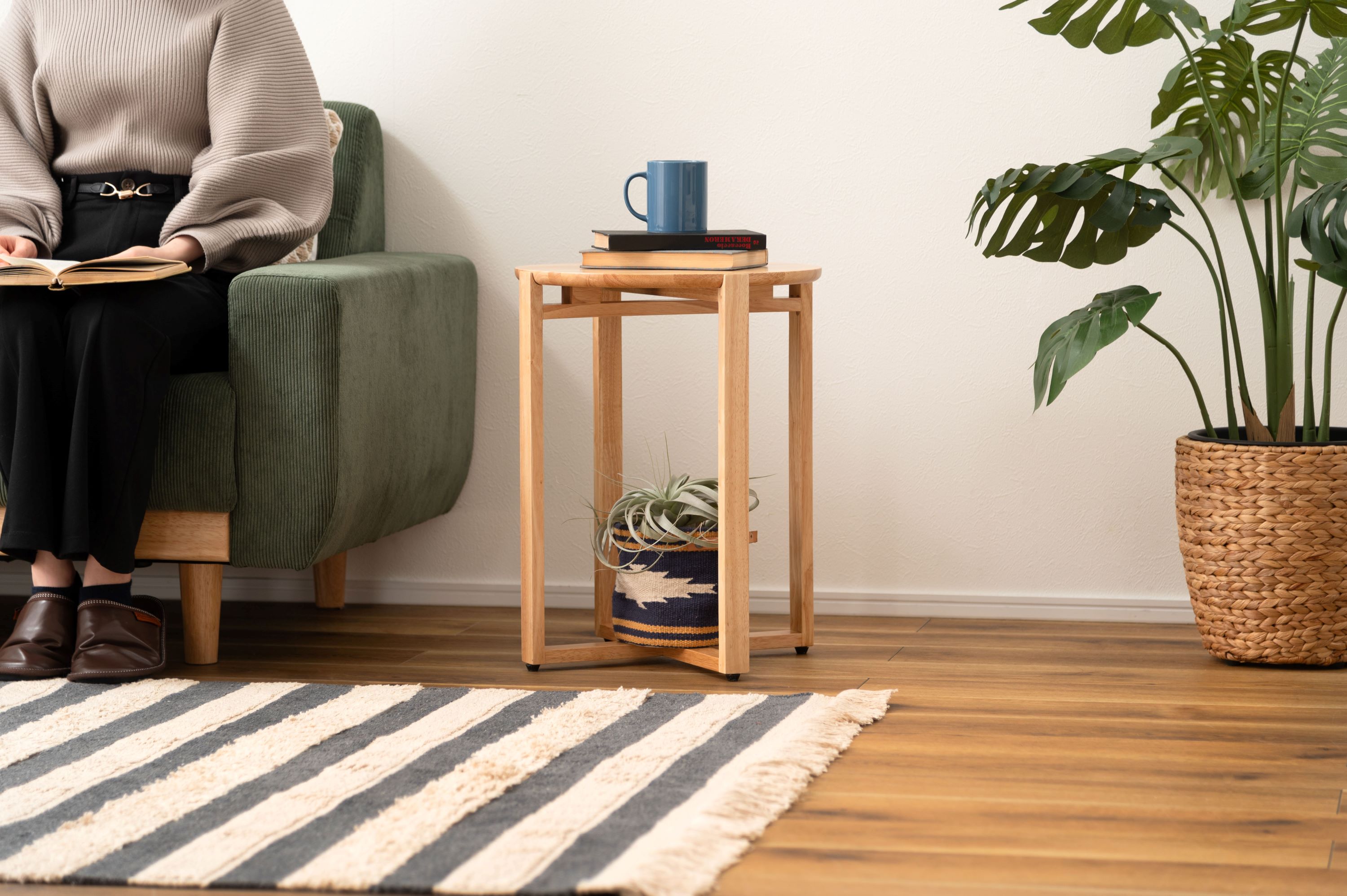 サイドテーブル