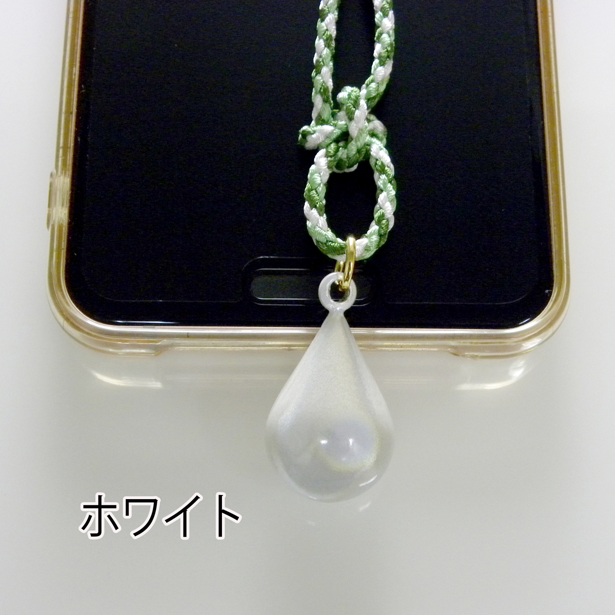 根付け紐は紺色で、白い鈴とピッタリ