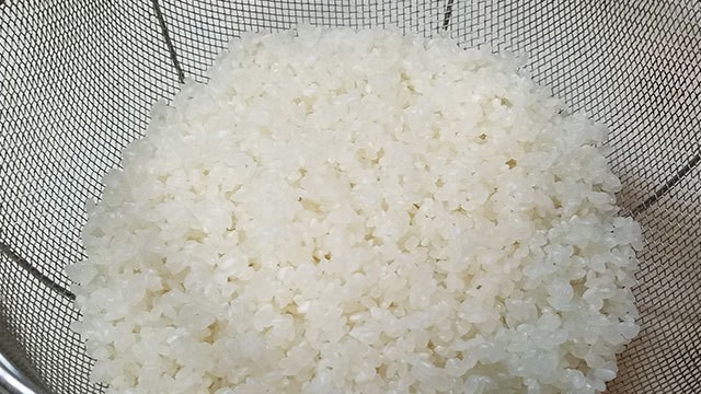 お米２合を磨いで水を切ります。
